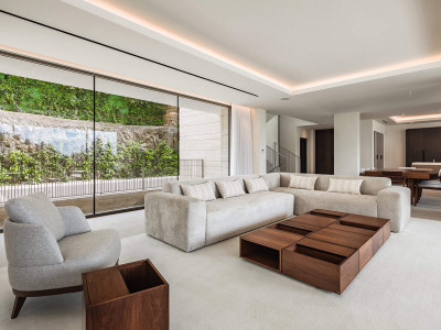 Villa for sale in El Paraiso, Estepona