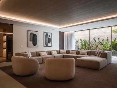 Villa for sale in El Paraiso, Estepona
