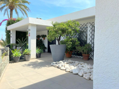 Villa for sale in Nueva Andalucia