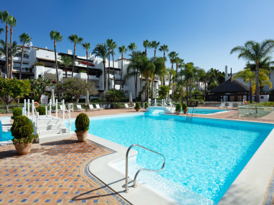Zweistöckiges Penthouse zum Verkauf in Marina Puente Romano, Marbella Goldene Meile