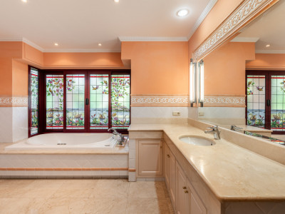 Villa zum Verkauf in Altos Reales, Marbella Goldene Meile