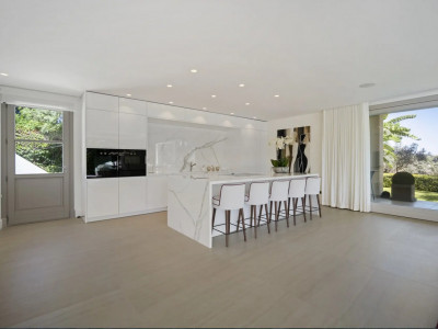 Villa for sale in Nueva Andalucia
