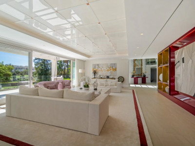 Villa for sale in Nueva Andalucia
