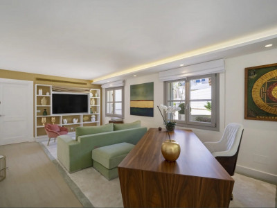 Villa for sale in Nueva Andalucia