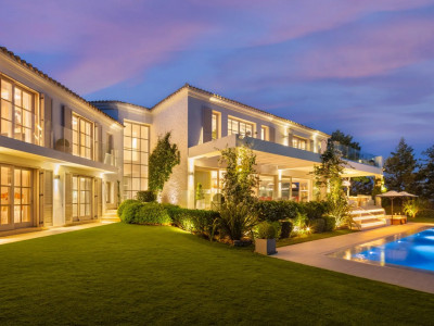 Villa for sale in Nueva Andalucia