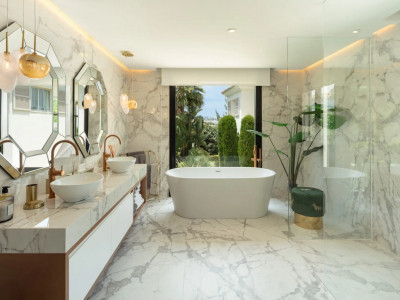 Villa for sale in Nueva Andalucia