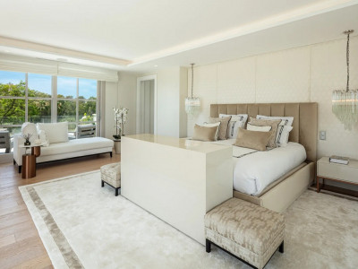 Villa for sale in Nueva Andalucia