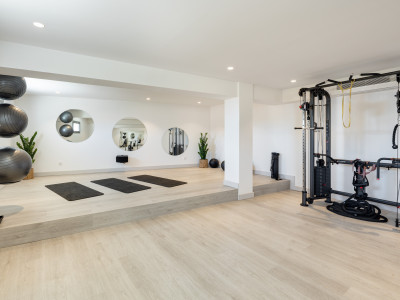 Villa for sale in Monte Halcones, Benahavis