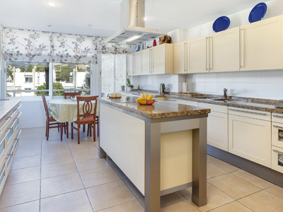 Zweistöckiges Penthouse zum Verkauf in Los Granados Golf, Nueva Andalucia