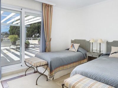 Zweistöckiges Penthouse zum Verkauf in Los Granados Golf, Nueva Andalucia