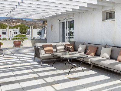 Zweistöckiges Penthouse zum Verkauf in Los Granados Golf, Nueva Andalucia