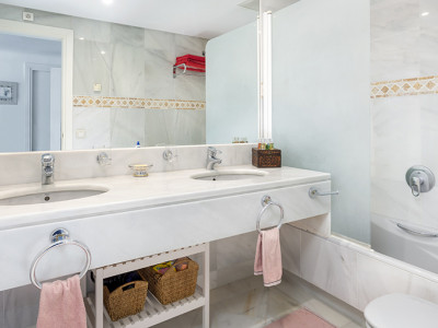 Zweistöckiges Penthouse zum Verkauf in Los Granados Golf, Nueva Andalucia