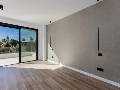 Villa for sale in Costalita, Estepona