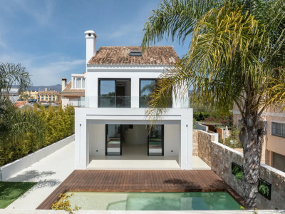 Villa for sale in Costalita, Estepona