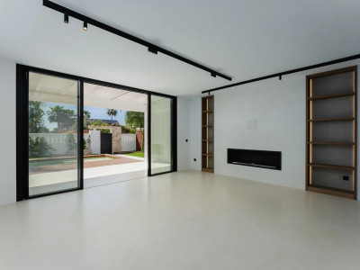 Villa for sale in Costalita, Estepona