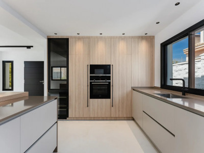 Villa for sale in Costalita, Estepona