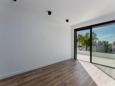 Villa for sale in Costalita, Estepona