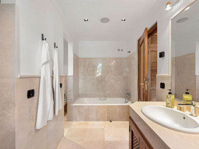 Вилла в продаже в El Madroñal, Бенахавис