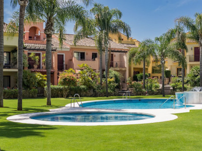 Таунхаус в продаже в Jardines de las Lomas, Золотая Миля