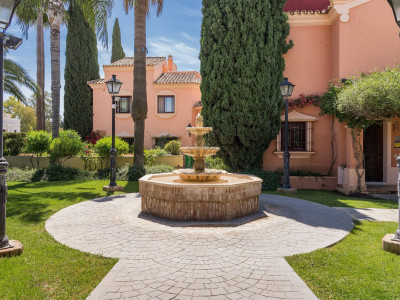 Таунхаус в продаже в Jardines de las Lomas, Золотая Миля