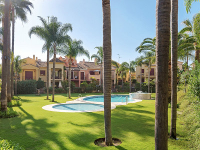 Таунхаус в продаже в Jardines de las Lomas, Золотая Миля