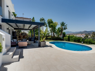 Villa for sale in Nueva Andalucia