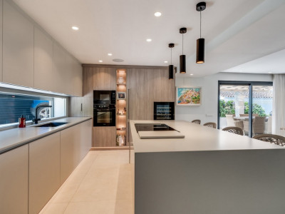 Villa for sale in Nueva Andalucia