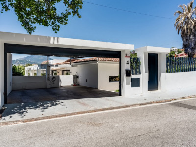 Villa for sale in Nueva Andalucia
