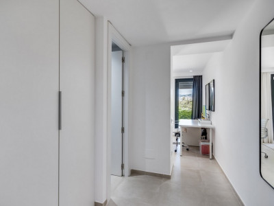 Villa for sale in Nueva Andalucia