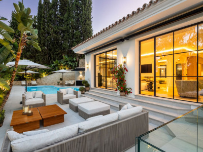Villa for sale in El Herrojo, Benahavis