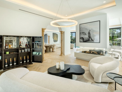 Villa for sale in El Herrojo, Benahavis