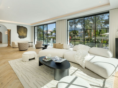 Villa for sale in El Herrojo, Benahavis