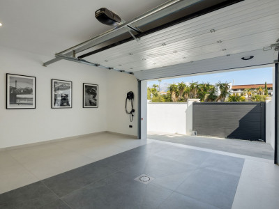 Villa for sale in El Herrojo, Benahavis