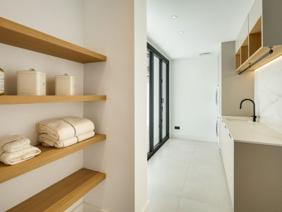 Villa for sale in El Herrojo, Benahavis