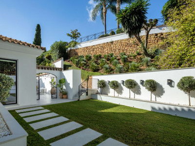 Villa for sale in El Herrojo, Benahavis