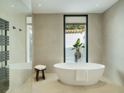 Villa for sale in El Herrojo, Benahavis