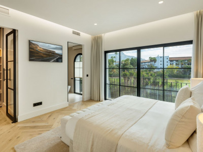 Villa for sale in El Herrojo, Benahavis
