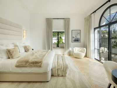 Villa for sale in El Herrojo, Benahavis