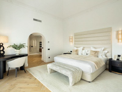 Villa for sale in El Herrojo, Benahavis