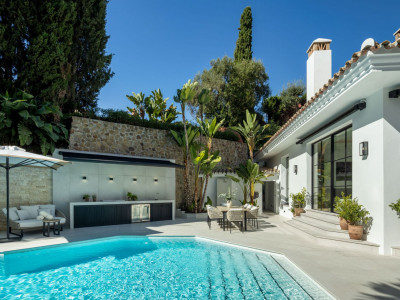 Villa for sale in El Herrojo, Benahavis