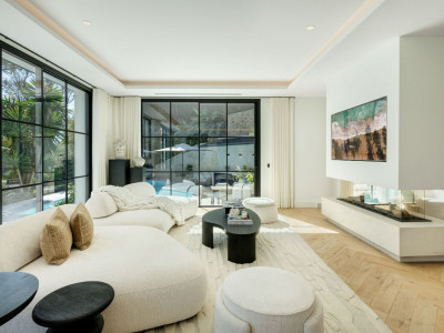 Villa for sale in El Herrojo, Benahavis