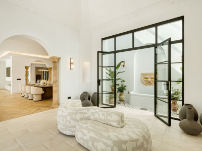 Villa for sale in El Herrojo, Benahavis