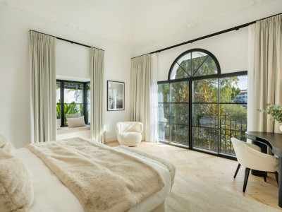 Villa for sale in El Herrojo, Benahavis