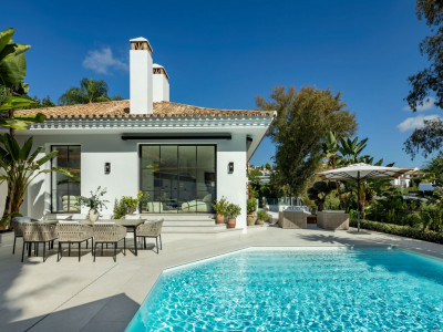Villa for sale in El Herrojo, Benahavis