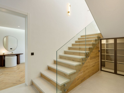 Villa for sale in El Herrojo, Benahavis