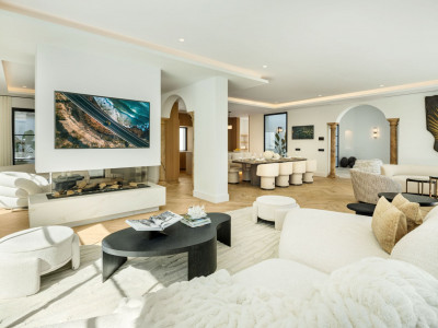 Villa for sale in El Herrojo, Benahavis
