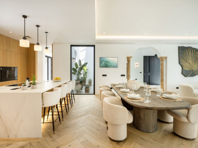 Villa for sale in El Herrojo, Benahavis