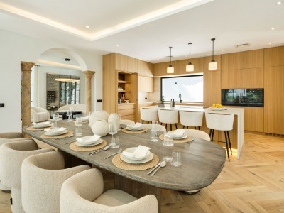 Villa for sale in El Herrojo, Benahavis
