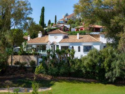 Villa for sale in El Herrojo, Benahavis