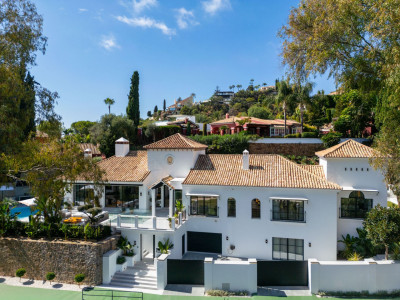Villa for sale in El Herrojo, Benahavis